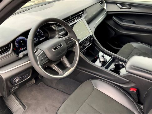 Used 2025 Jeep Grand Cherokee Altitude AWD/4WD image 18