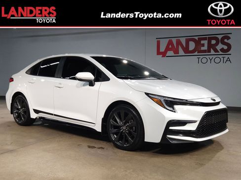 Certified 2025 Toyota Corolla SE FWD image 1