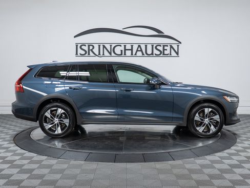 New 2026 Volvo V60 B5 Cross Country Plus w/ Climate Package AWD/4WD image 4