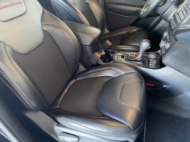 Used 2019 Jeep Cherokee Trailhawk w/ Cold Weather Group AWD/4WD image 9