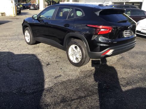 Used 2025 Chevrolet Trax LS w/ LS Convenience Package image 2