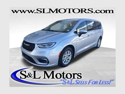 Used 2023 Chrysler Pacifica Touring-L FWD image 1