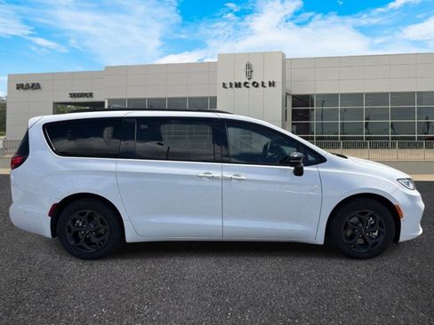 Used 2024 Chrysler Pacifica Premium FWD image 2