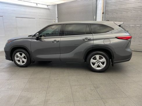 Used 2022 Toyota Highlander LE AWD/4WD image 9