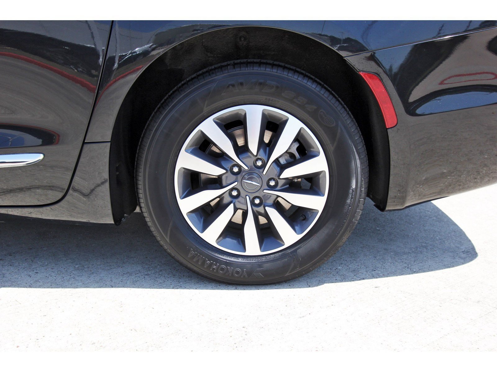 Used 2023 Chrysler Pacifica Limited FWD image 28