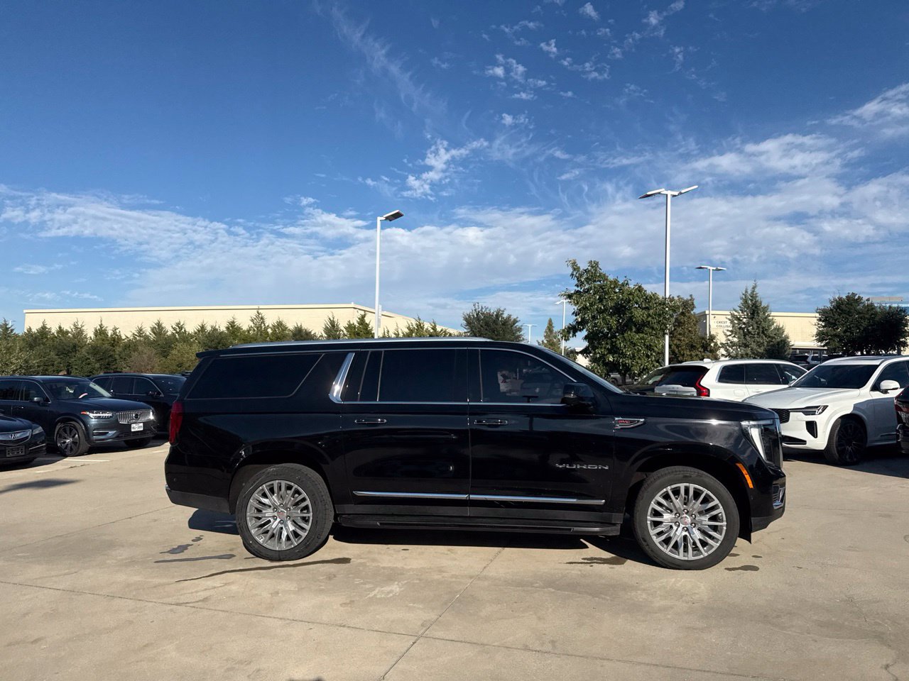 Used 2025 GMC Yukon XL Elevation w/ Elevation Premium Package AWD/4WD image 8