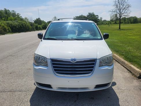 Used 2010 Chrysler Town & Country LX w/ Entertainment Group #1 FWD image 4