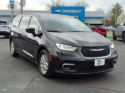 Used 2023 Chrysler Pacifica Touring-L image 5