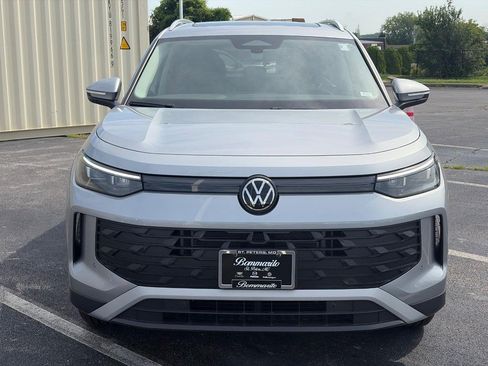 Used 2026 Volkswagen Tiguan SE w/ Panoramic Sunroof Package AWD/4WD image 2