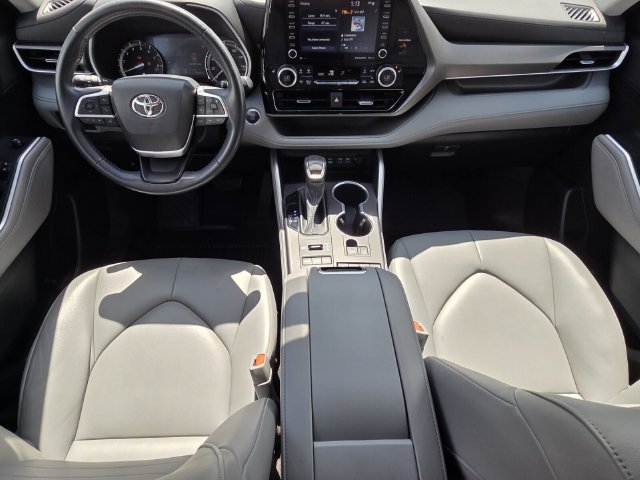 Used 2022 Toyota Highlander XLE AWD/4WD image 12