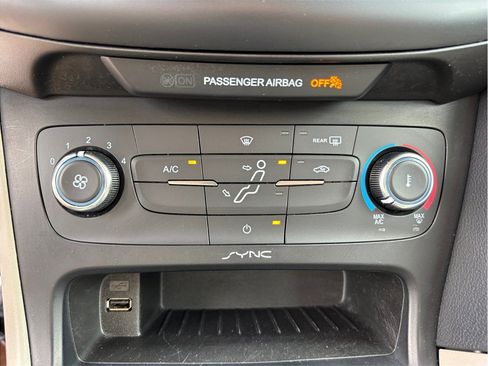 Used 2015 Ford Focus SE FWD image 23