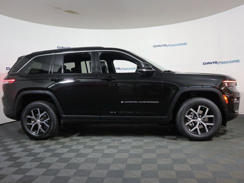 New 2025 Jeep Grand Cherokee Limited w/ Luxury Tech Group II AWD/4WD image 4