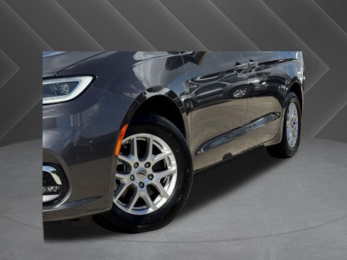 Used 2023 Chrysler Pacifica Touring-L FWD image 3