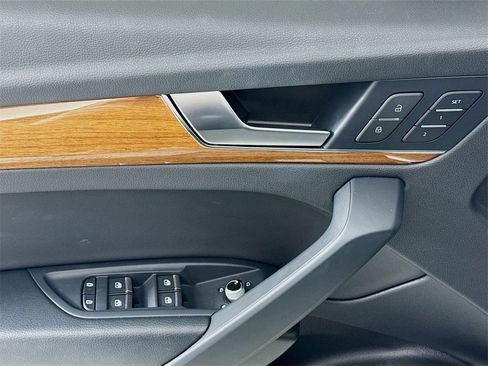 Used 2023 Audi Q5 2.0T Premium w/ Convenience Package image 18