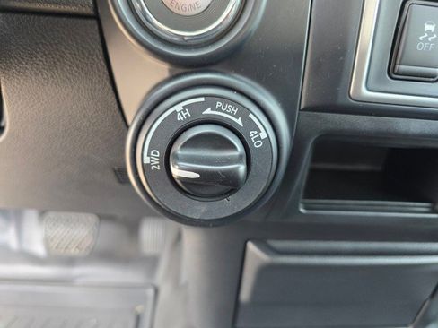 Used 2019 Nissan Titan S image 31