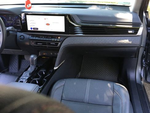 Used 2025 Toyota Camry XLE AWD/4WD image 30