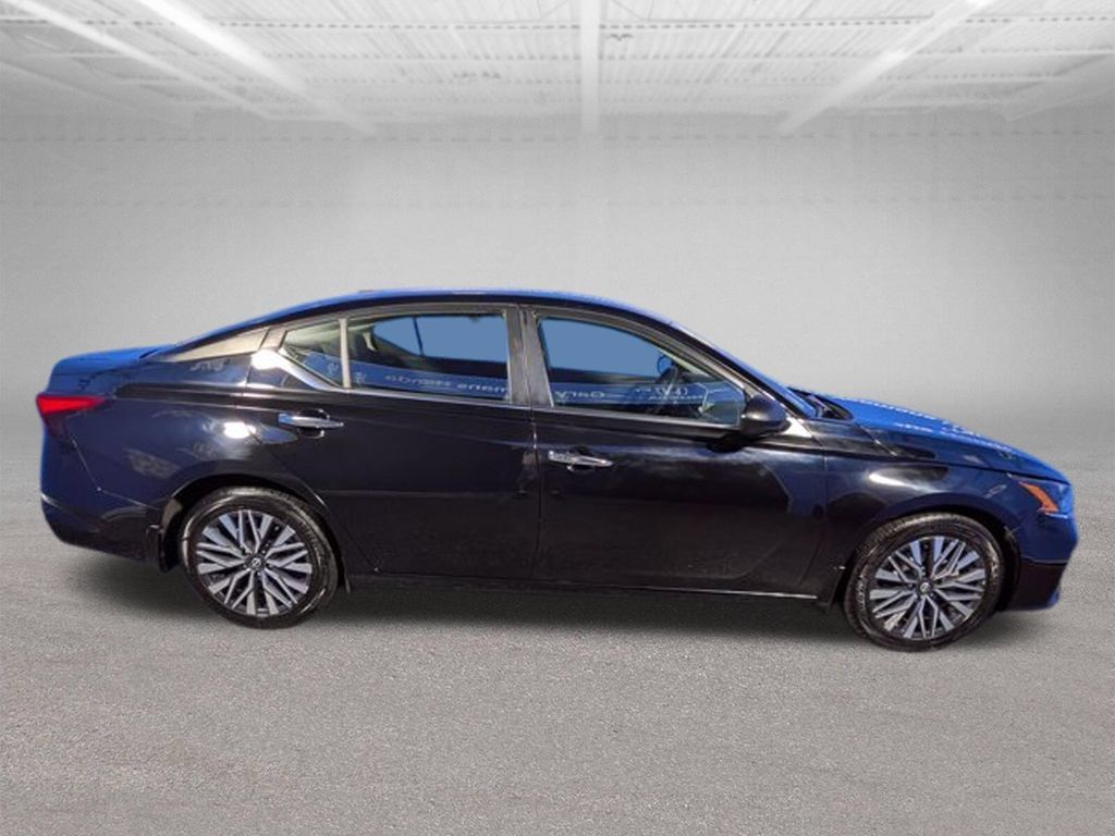 Used 2024 Nissan Altima 2.5 SV FWD image 4