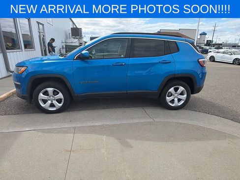 Used 2018 Jeep Compass Latitude w/ Popular Equipment Group AWD/4WD image 3