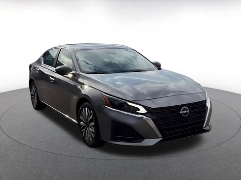 Used 2025 Nissan Altima 2.5 SV image 3