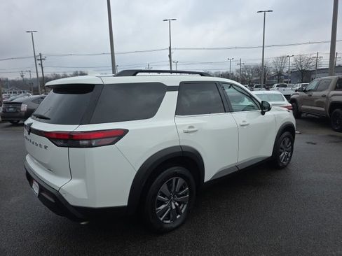 Used 2025 Nissan Pathfinder SV image 4