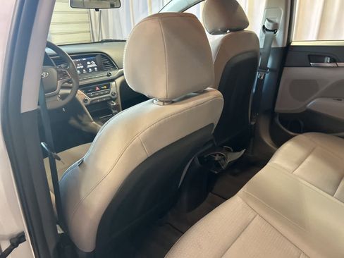 Used 2017 Hyundai Elantra SE image 18
