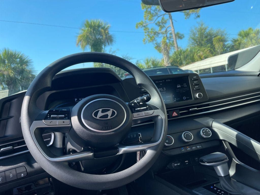 Used 2025 Hyundai Elantra SE FWD image 13