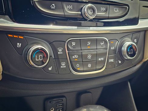Used 2023 Chevrolet Traverse Premier AWD/4WD image 29