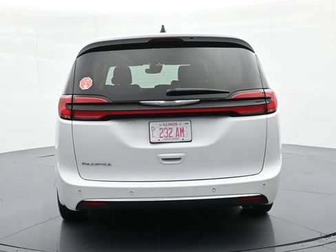 Used 2023 Chrysler Pacifica Touring-L FWD image 7