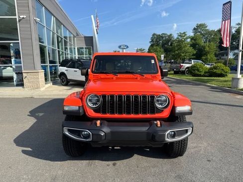 Used 2018 Jeep Wrangler Unlimited Sahara AWD/4WD image 3