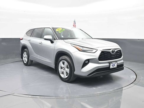 Used 2022 Toyota Highlander LE image 1