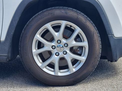 Used 2017 Jeep Cherokee Latitude FWD image 11