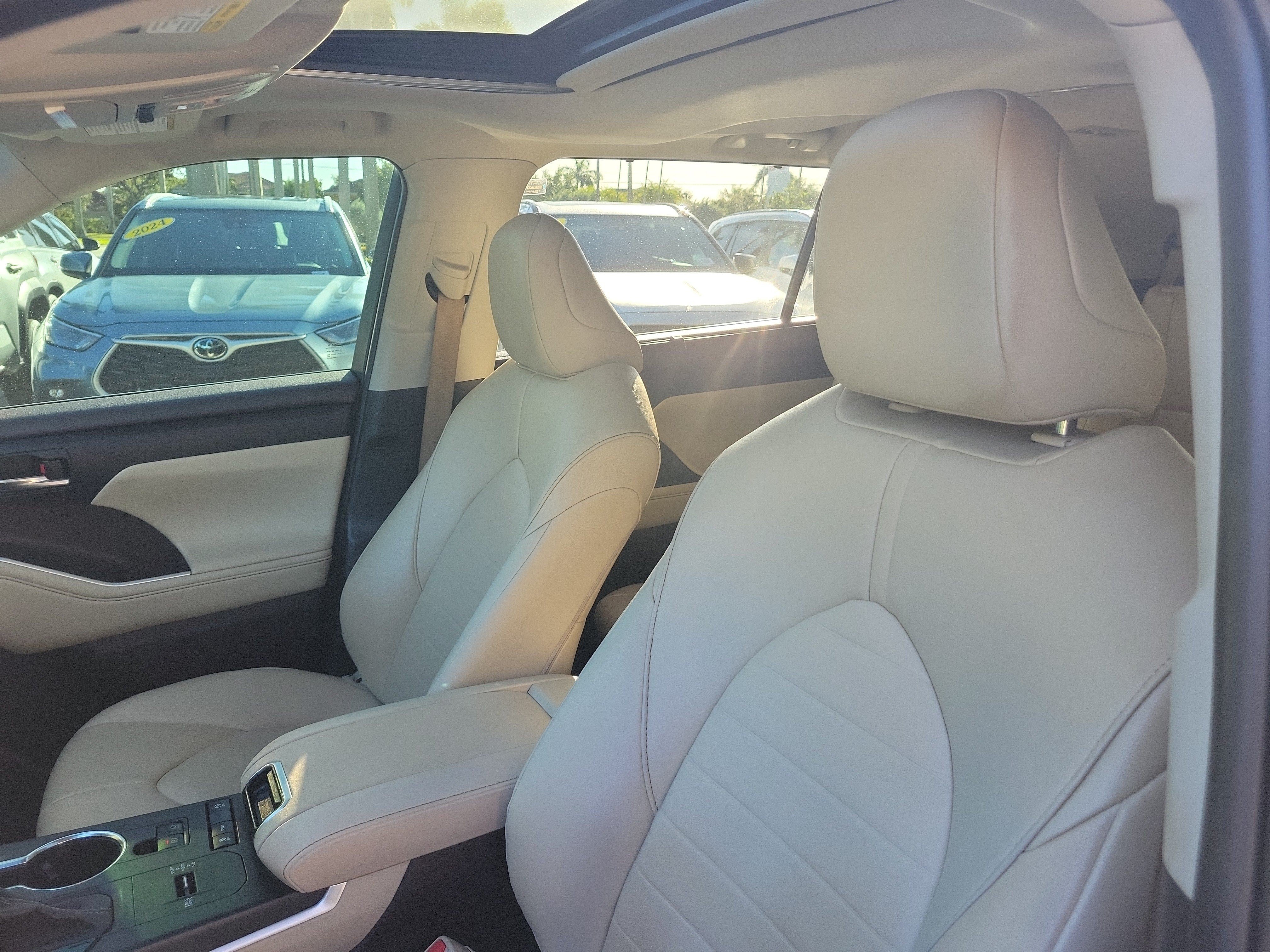 Used 2022 Toyota Highlander XLE FWD image 24