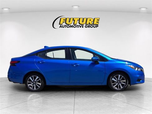 Used 2021 Nissan Versa SV image 3