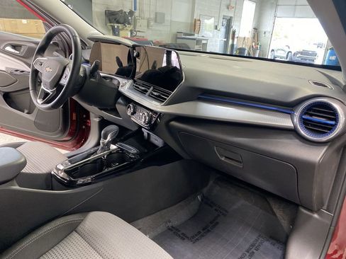 Certified 2025 Chevrolet Trax LT w/ Driver Confidence Package FWD image 30