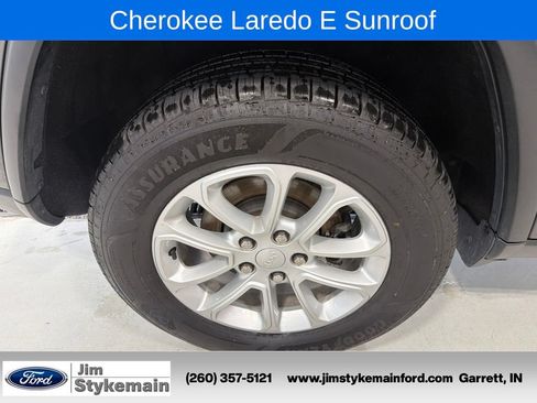 Used 2021 Jeep Grand Cherokee Laredo w/ Security & Convenience Group AWD/4WD image 12