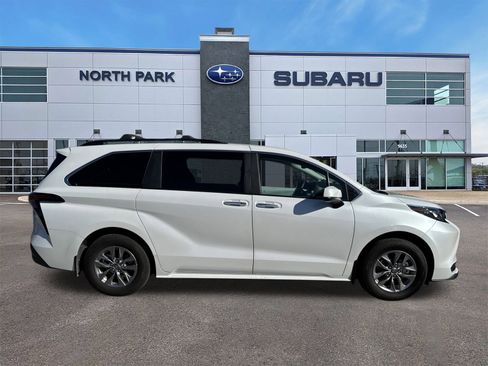 Used 2025 Toyota Sienna XLE image 2
