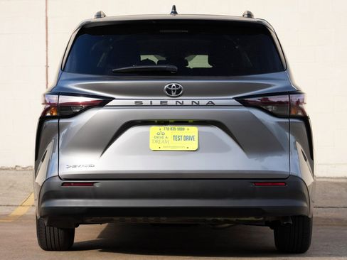 Used 2026 Toyota Sienna LE AWD/4WD image 11