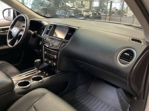 Used 2013 Nissan Pathfinder Platinum w/ Platinum Premium Pkg image 18