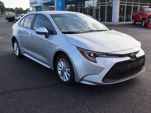 Used 2021 Toyota Corolla LE w/ LE Convenience Package FWD image 2