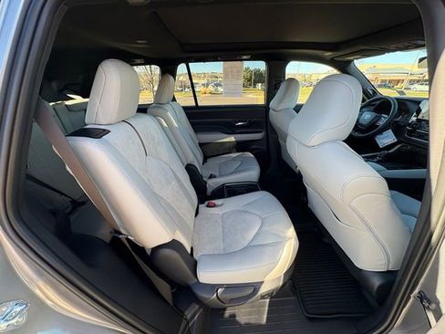 Used 2026 Toyota Grand Highlander AWD Hybrid image 33