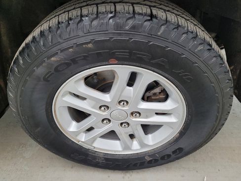 Used 2023 Jeep Grand Cherokee Laredo image 31