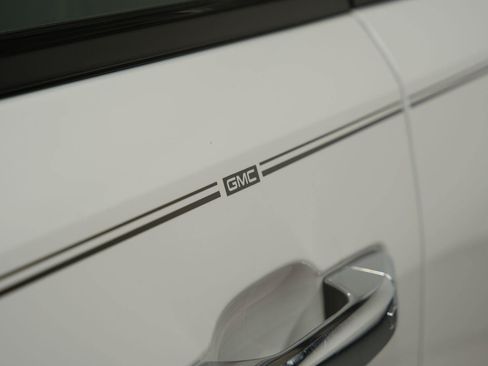 Used 2024 GMC Canyon Denali AWD/4WD image 9