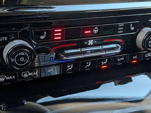 Used 2022 Jeep Grand Cherokee Laredo w/ Luxury Tech Group I image 11