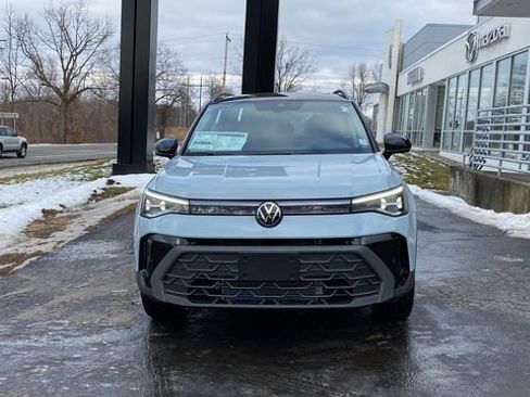 New 2026 Volkswagen Taos SE image 2