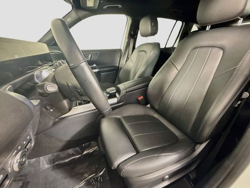 Used 2023 Mercedes-Benz GLB 250 4MATIC w/ Premium Package image 22