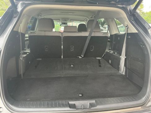 Used 2021 Toyota Highlander LE FWD image 14