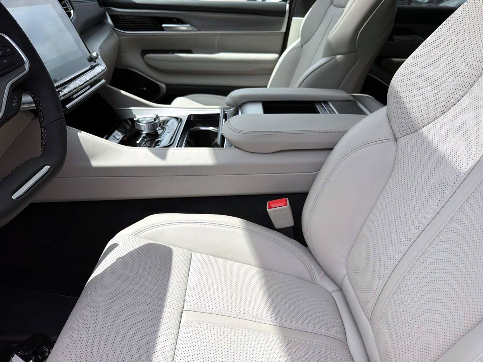 Used 2025 Jeep Wagoneer Series II AWD/4WD image 18