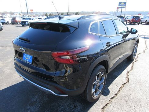 Used 2025 Chevrolet Trax LT w/ LT Convenience Package image 5