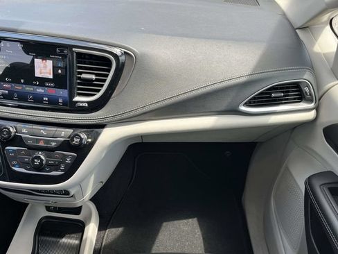 Used 2023 Chrysler Pacifica Touring-L FWD image 18