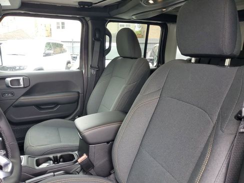 Used 2025 Jeep Wrangler Unlimited Sahara AWD/4WD image 16